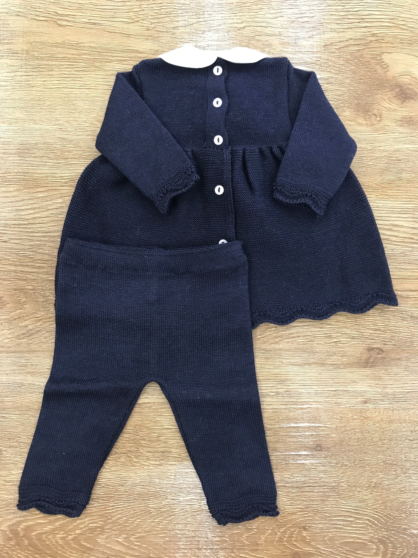 Tutina Baby Lord in lana due pezzi blu scuro con lavorazione di punto smock sul corpetto