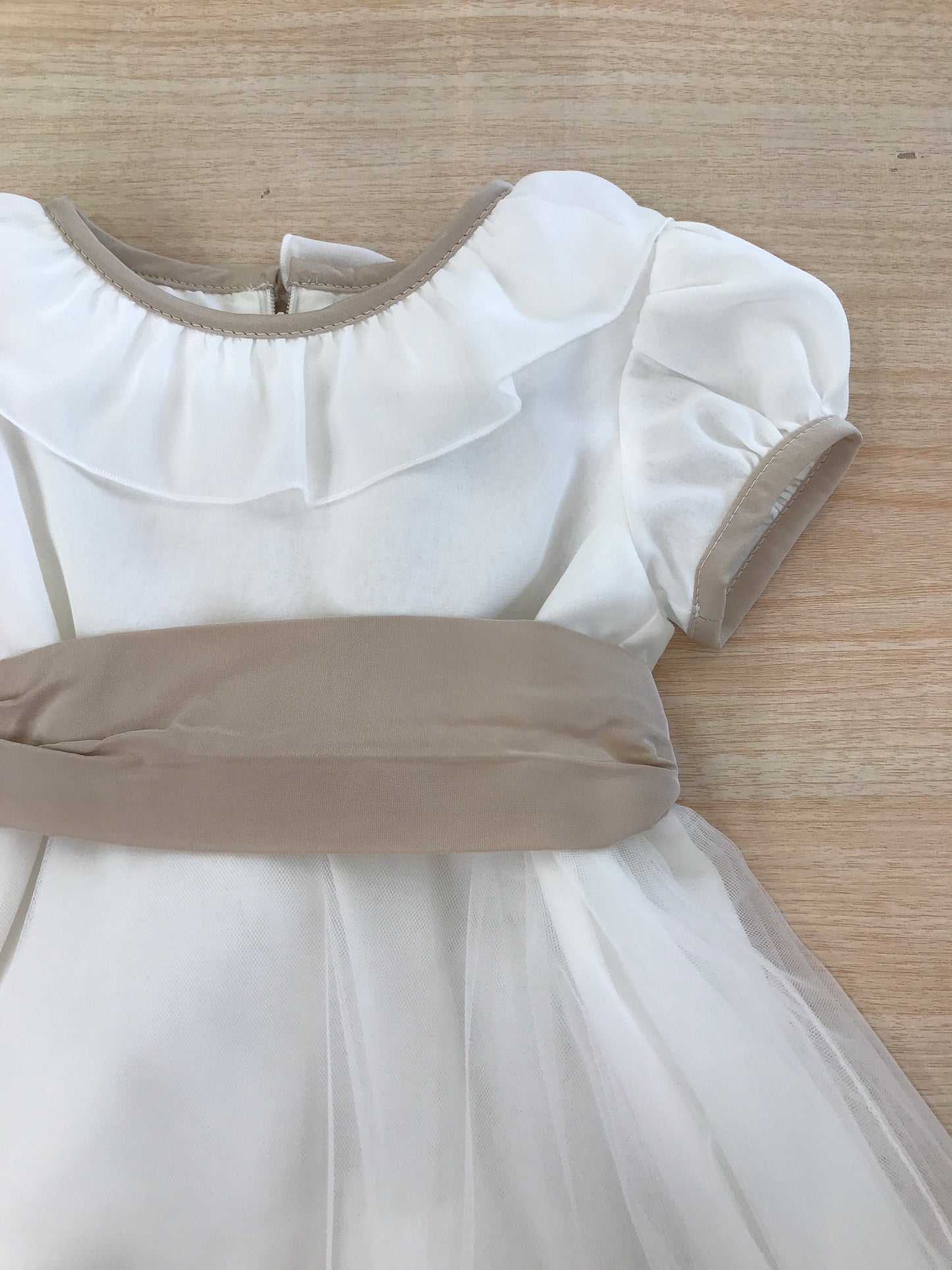 Abito Aletta in tulle mezza manica a sbuffo con collo con rusche rifinito in tortora con fascia tortora e fiocco sul retro