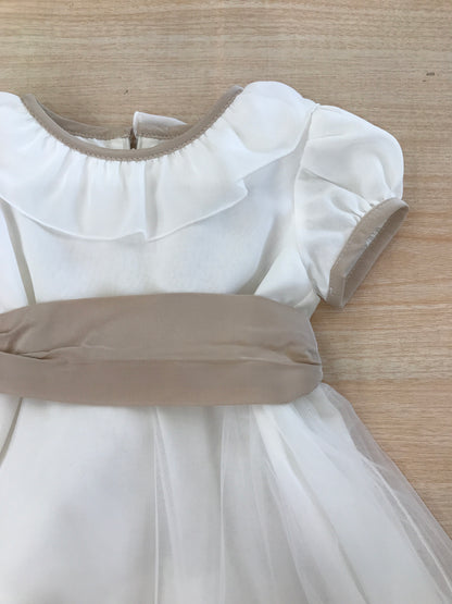 Abito Aletta in tulle mezza manica a sbuffo con collo con rusche rifinito in tortora con fascia tortora e fiocco sul retro