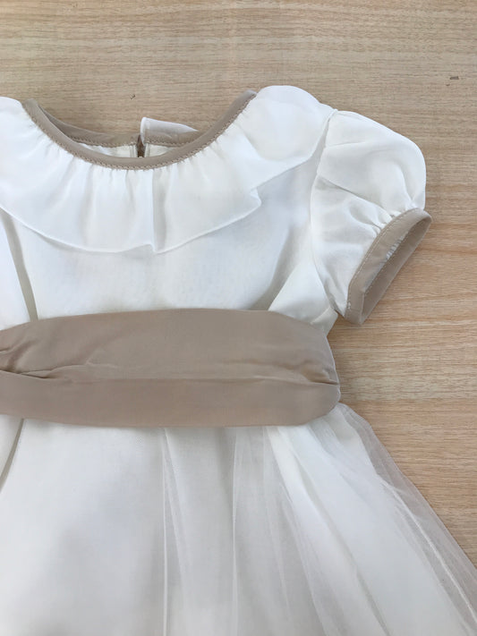 Abito Aletta in tulle mezza manica a sbuffo con collo con rusche rifinito in tortora con fascia tortora e fiocco sul retro