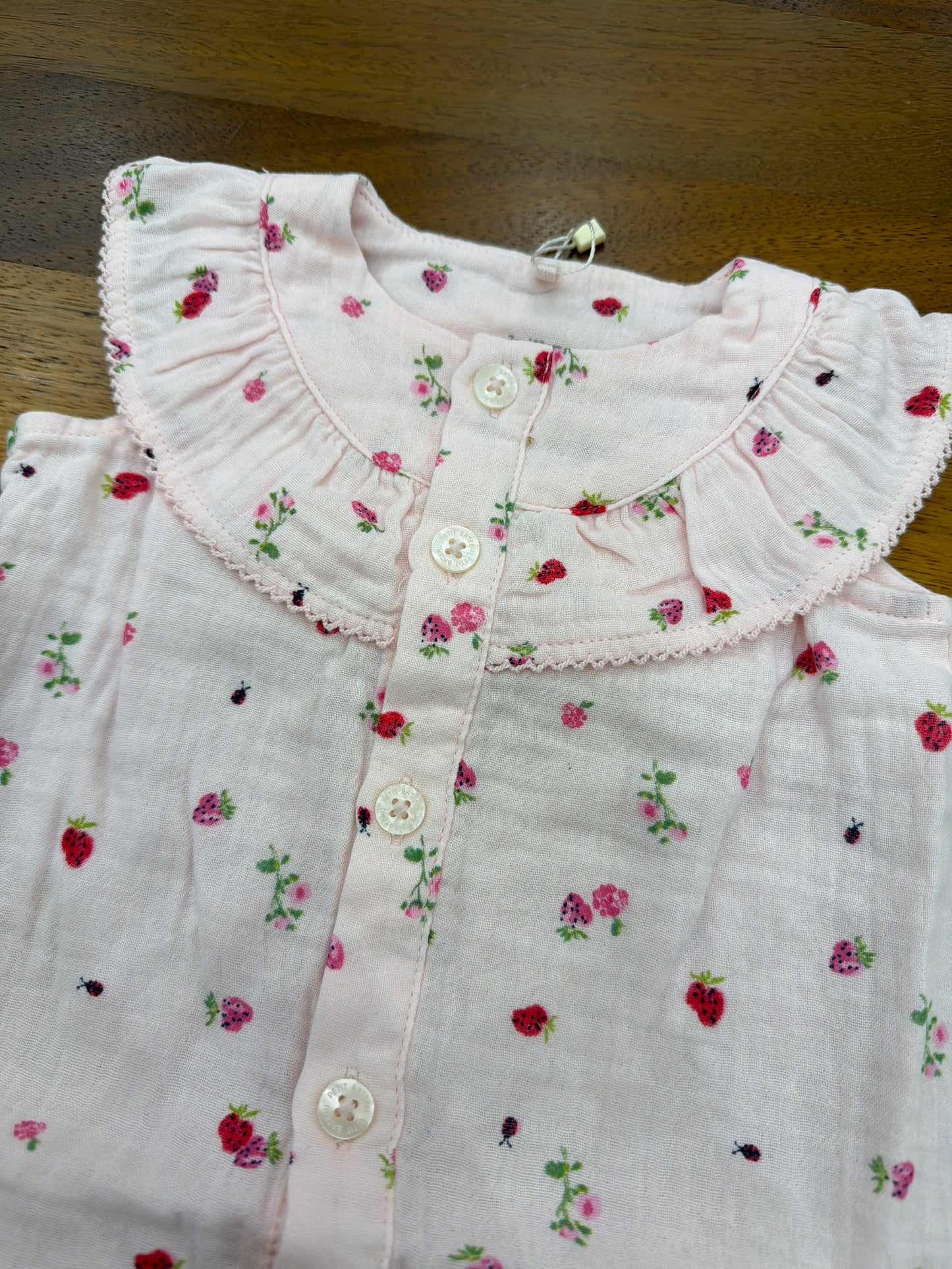 Completo Petit Bateau in mussola due pezzi collo con rusche rosa decorato da roselline con abbinata culotte