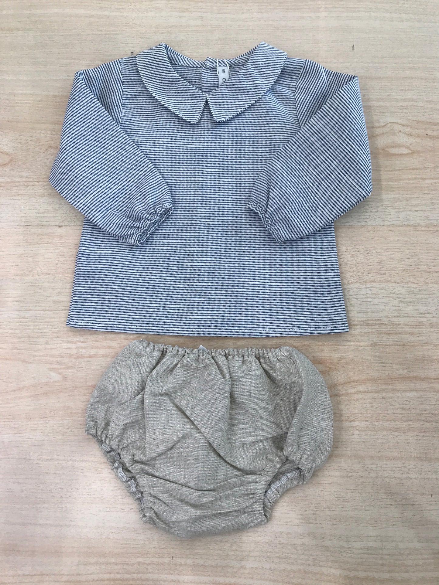 Completo Paloma De La O  in cotone camicia manica lunga con bottoncini sul retro a righe bianche e blu con culotte tortora