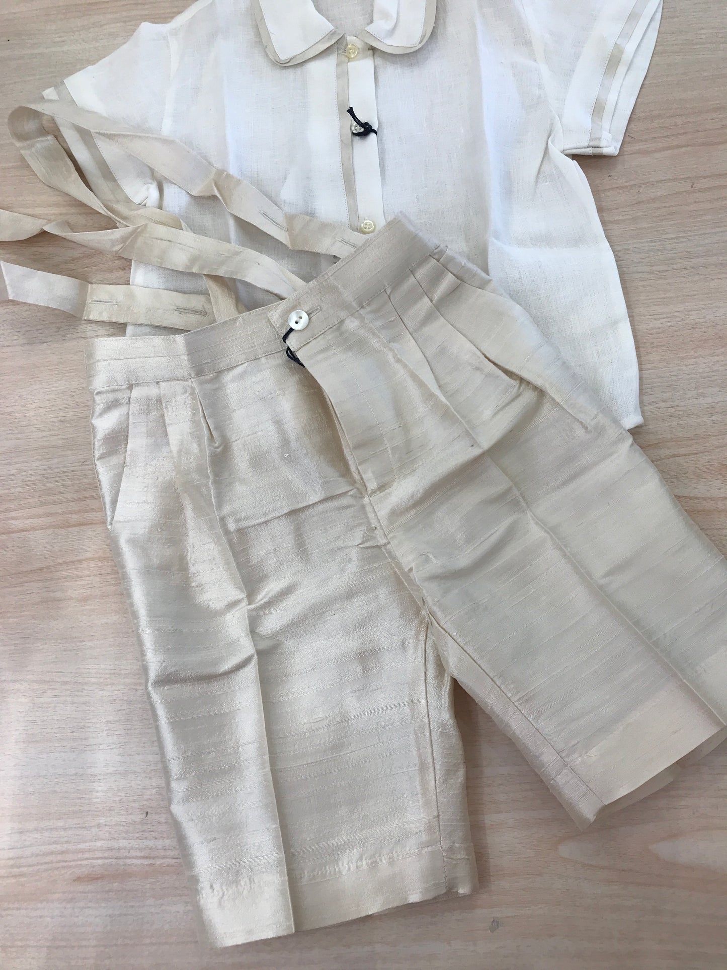Completo Duepunti camicia mezza manica con rifiniture beige con salopette con bretelle
