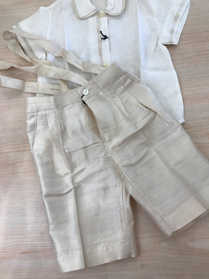 Completo Duepunti camicia mezza manica con rifiniture beige con salopette con bretelle