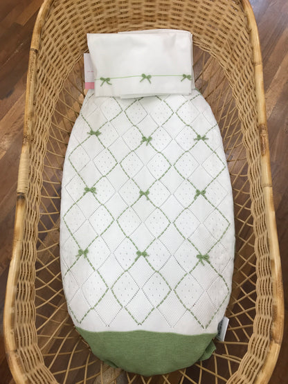 Coperta Colori Chiari in filo bianca e verde con decorazione a rombi con fiocchetti