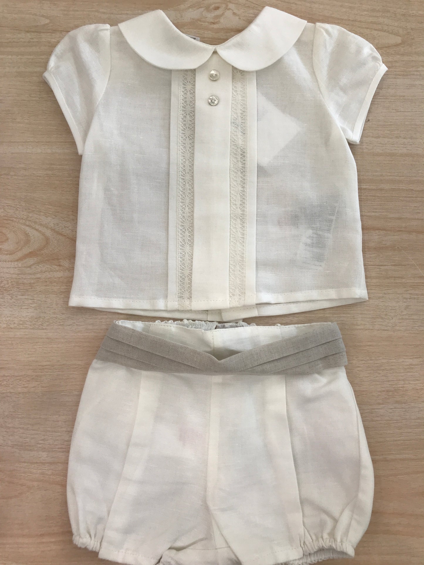 Completo Paz Rodriguez in cotone camicia mezza manica con pieghe e pizzo lavorato sul davanti con pantalone corto e fascia con pieghe