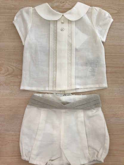 Completo Paz Rodriguez in cotone camicia mezza manica con pieghe e pizzo lavorato sul davanti con pantalone corto e fascia con pieghe