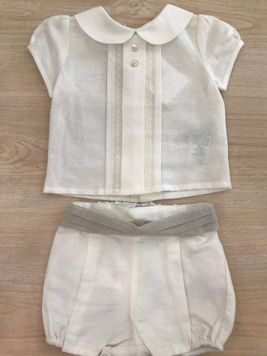 Completo Paz Rodriguez in cotone camicia mezza manica con pieghe e pizzo lavorato sul davanti con pantalone corto e fascia con pieghe