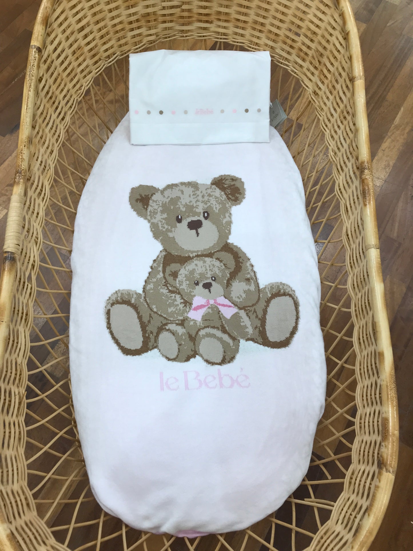 Coperta Le Bebè in filo di cotone rosa e bianca con orsetti ricamati sul davanti
