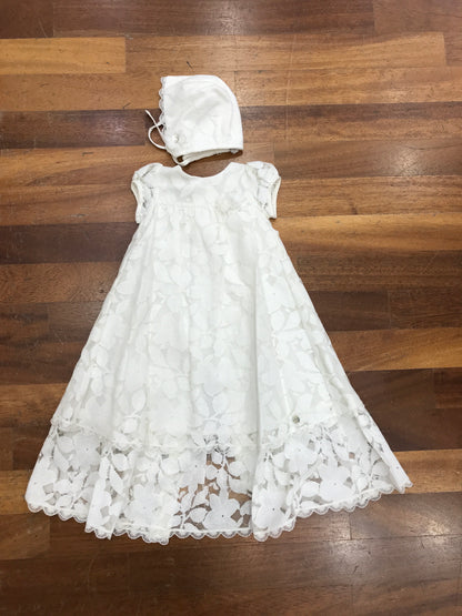 Abito Paz Rodriguez panna con tulle con foglie e fiori ricamati tono su tono mezza manica con cuffietta coordinata