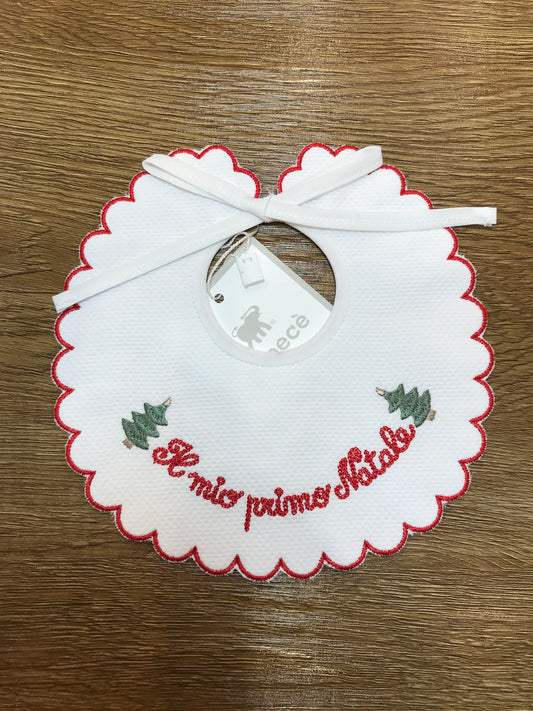 Bavetta Pepecè in piquet smerlata con profilo rosso e ricamo "il mio primo natale" con due alberelli laterali