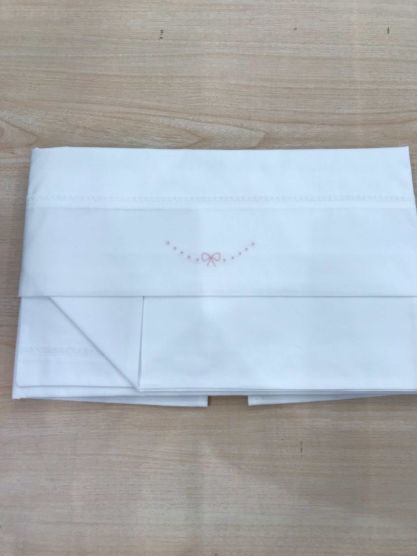 Lenzuola Baby Gi in cotone completo sotto con elastico sopra e federa rifinito con pois e fiocchetto rosa
