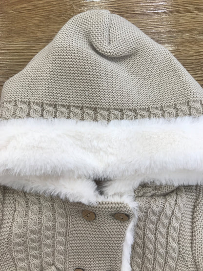 Cappotto PCS tortora con pelliccia intera bianca con lavorazione di trecce e due piccoli fiocchetti