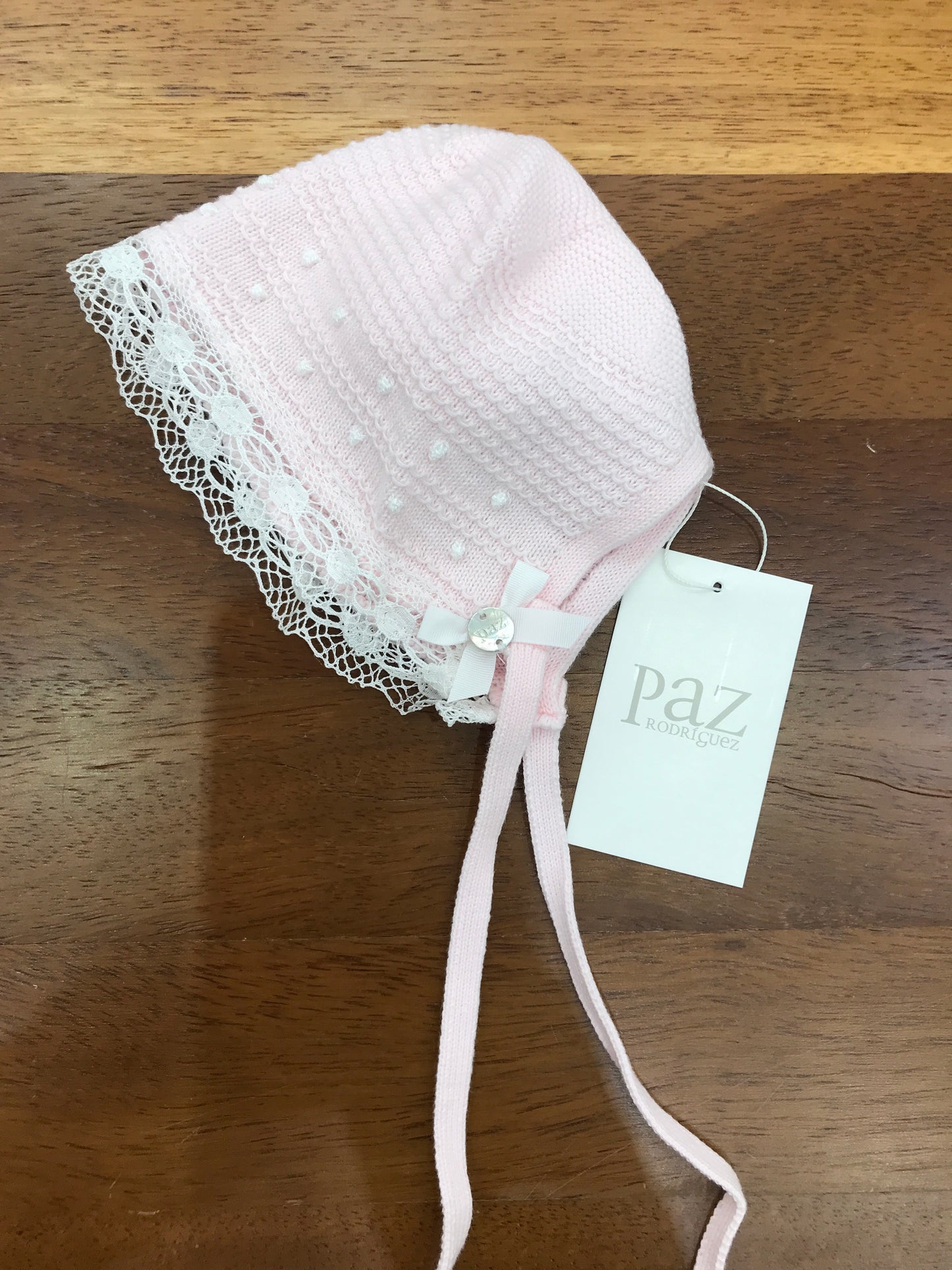 Cuffia Paz Rodriguez in filo rosa con lavorazione con pois bianchi con merletto ricamato al bordo