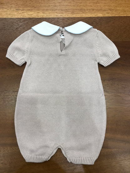 Pagliaccetto Baby Lord in filo tortora mezza manica collo tondo bianco con lavorazione di punto smock celeste sul  centro