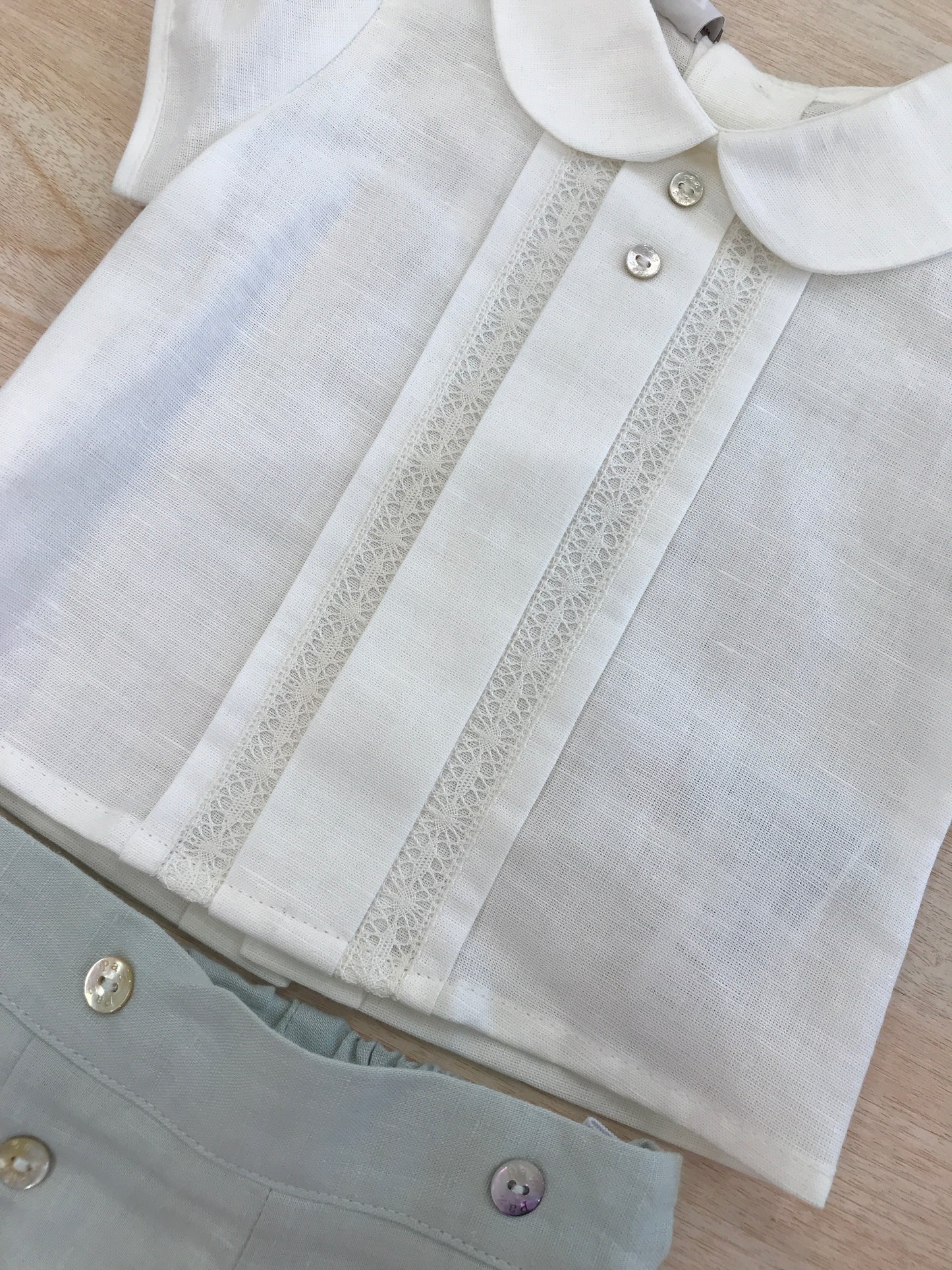 Completo Paz Rodriguez in cotone camicia mezza manica con ricamo centrale con pantalone corto verde