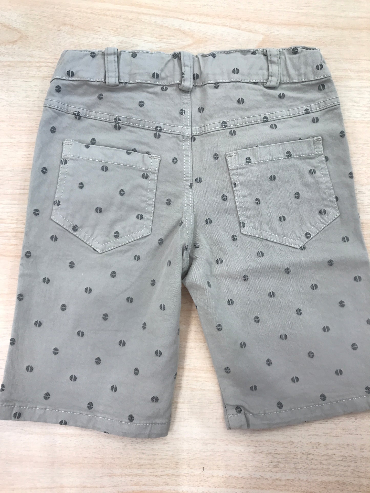 Pantalone Jo Milano tortora con tasche sul davanti e sul retro con piccoli pois su tutt'esso