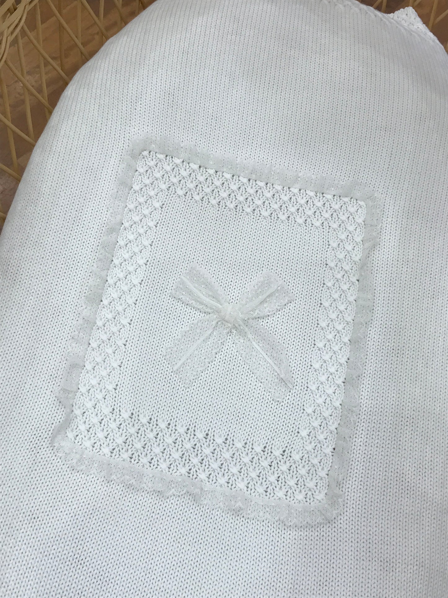 Coperta Colibrì in filo bianca con lavorazione a maglia al bordo e riquadro centrale rifinito con valancienne