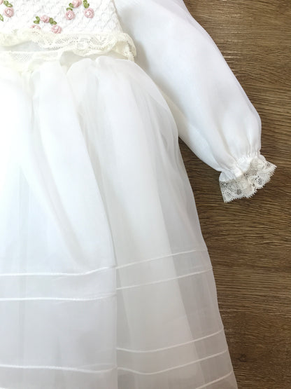 Abito Piccola Giuggiola in organza in seta manica lunga con polsini con valancienne gonna con pieghe in basso corpetto finemente lavorato con piccole roselline e arricchito da valancienne