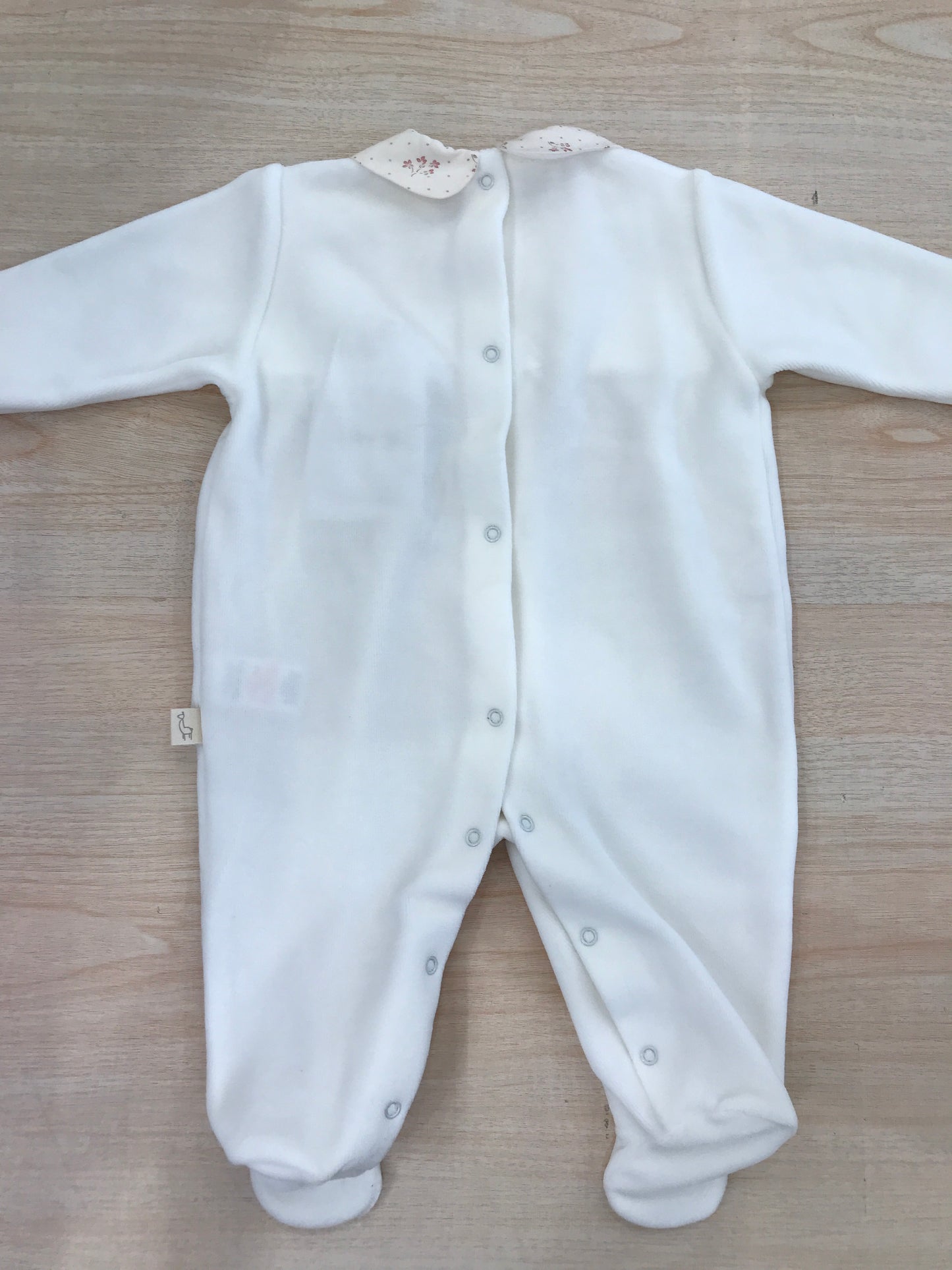 Tutina Baby Gi in ciniglia panna con lavorazione di punto smock e fiorellini sul corpetto