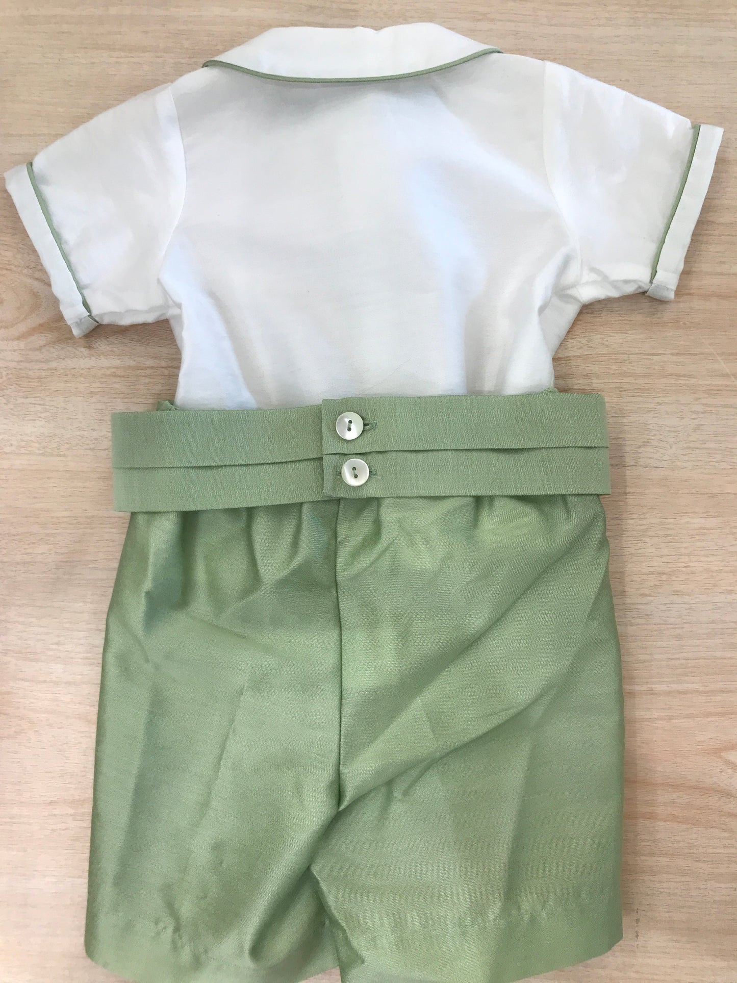 Completo Crochette in cotone camicia mezza manica bianca con rifiniture in verde con bermuda e fascia con pieghe verde