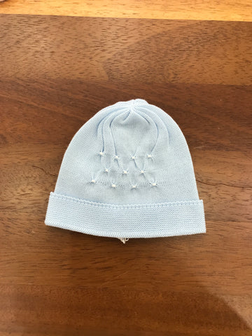Cappello Baby Lord in filo celeste con lavorazione di punto smock bianco