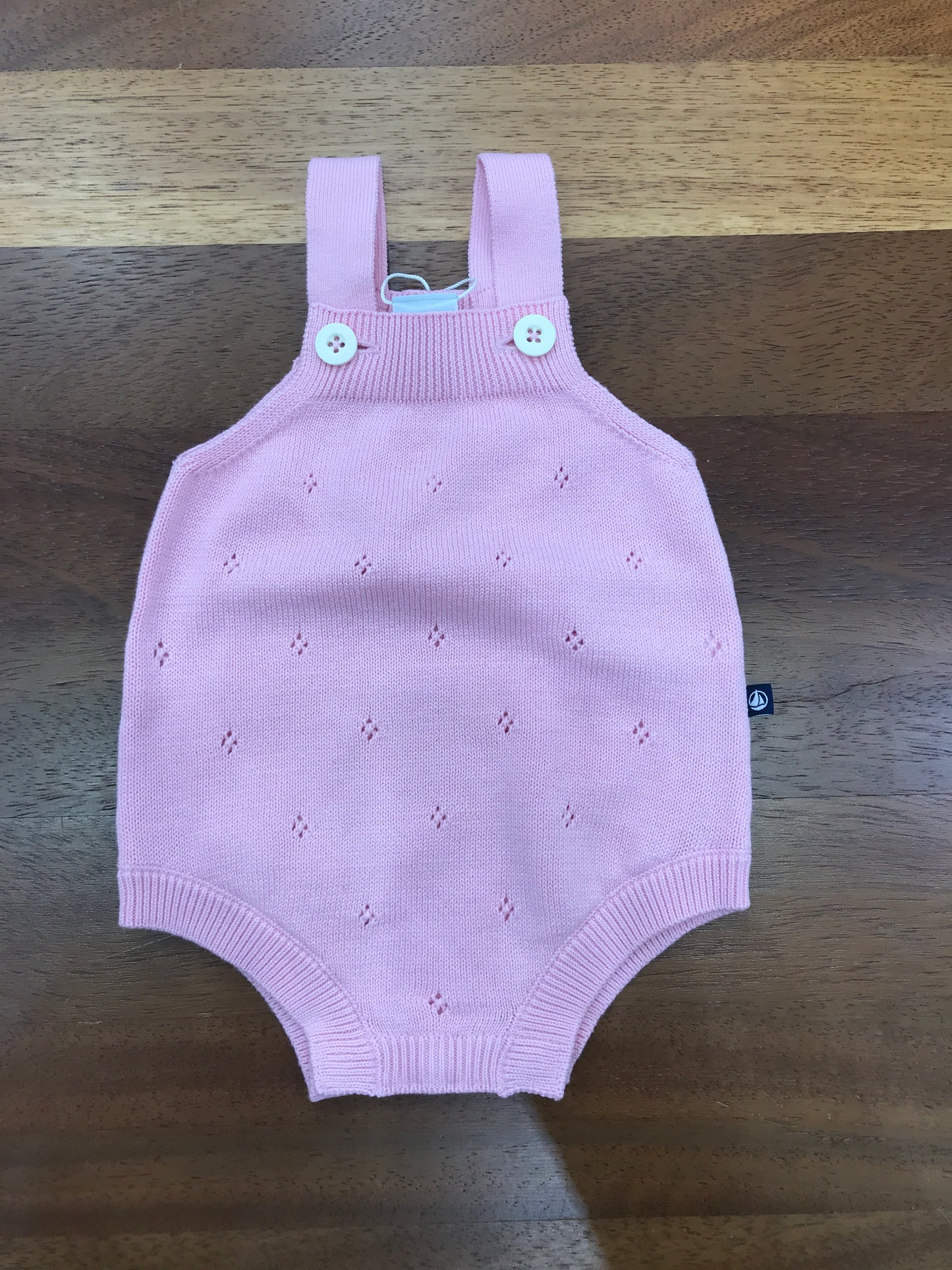 Salopette Petit Bateau in filo rosa con bretelle con ricami traforati sul davanti