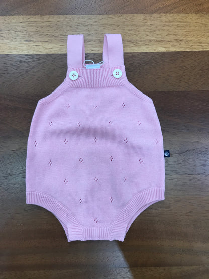Salopette Petit Bateau in filo rosa con bretelle con ricami traforati sul davanti