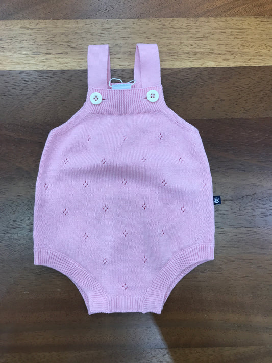 Salopette Petit Bateau in filo rosa con bretelle con ricami traforati sul davanti