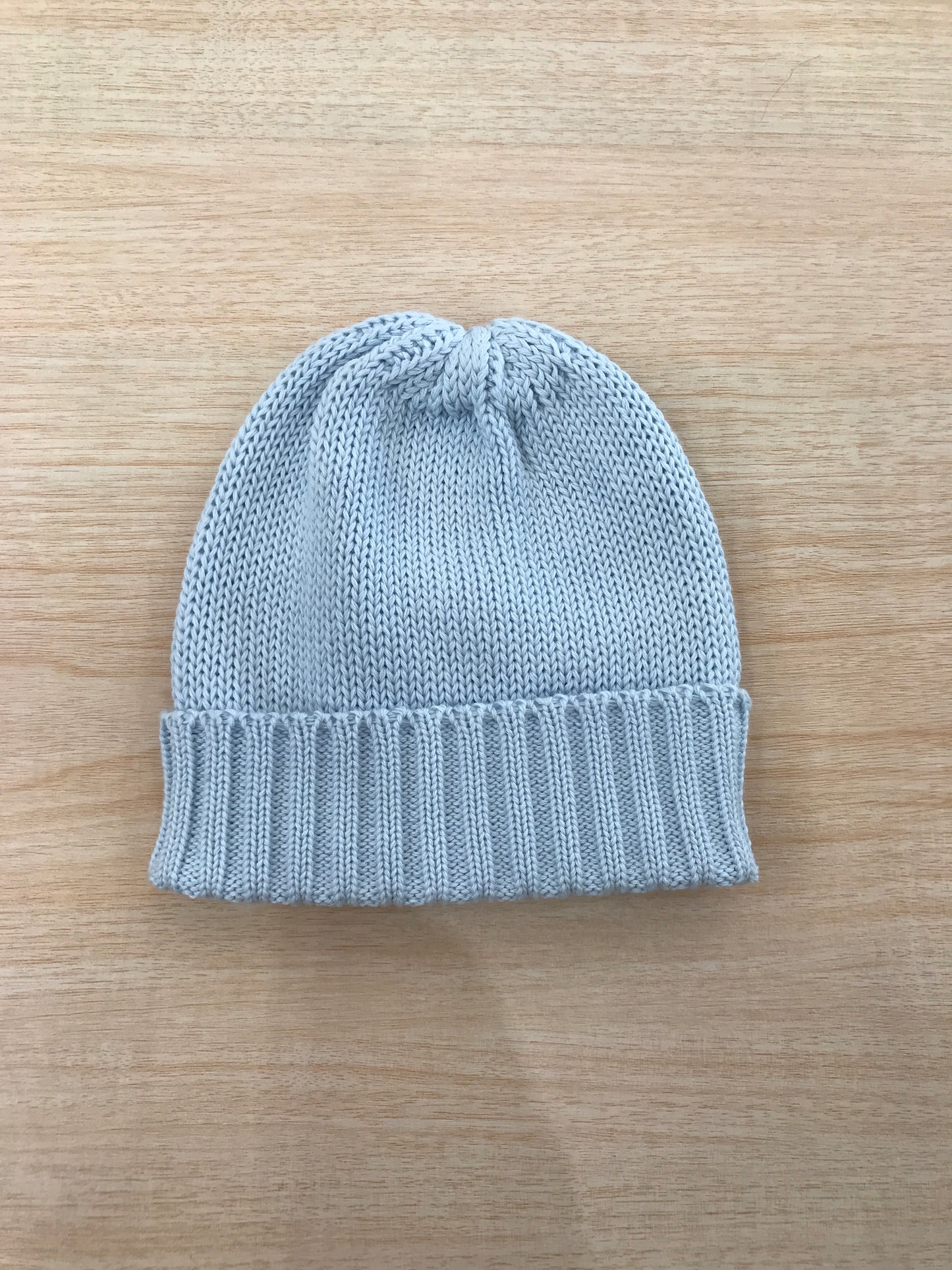 Cappello Colibrì in filo di cotone celeste lavorato a maglia