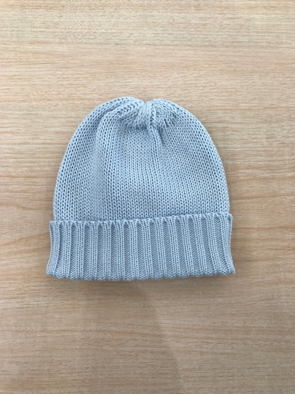 Cappello Colibrì in filo di cotone celeste lavorato a maglia