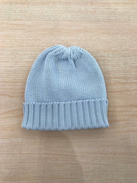 Cappello Colibrì in filo di cotone celeste lavorato a maglia