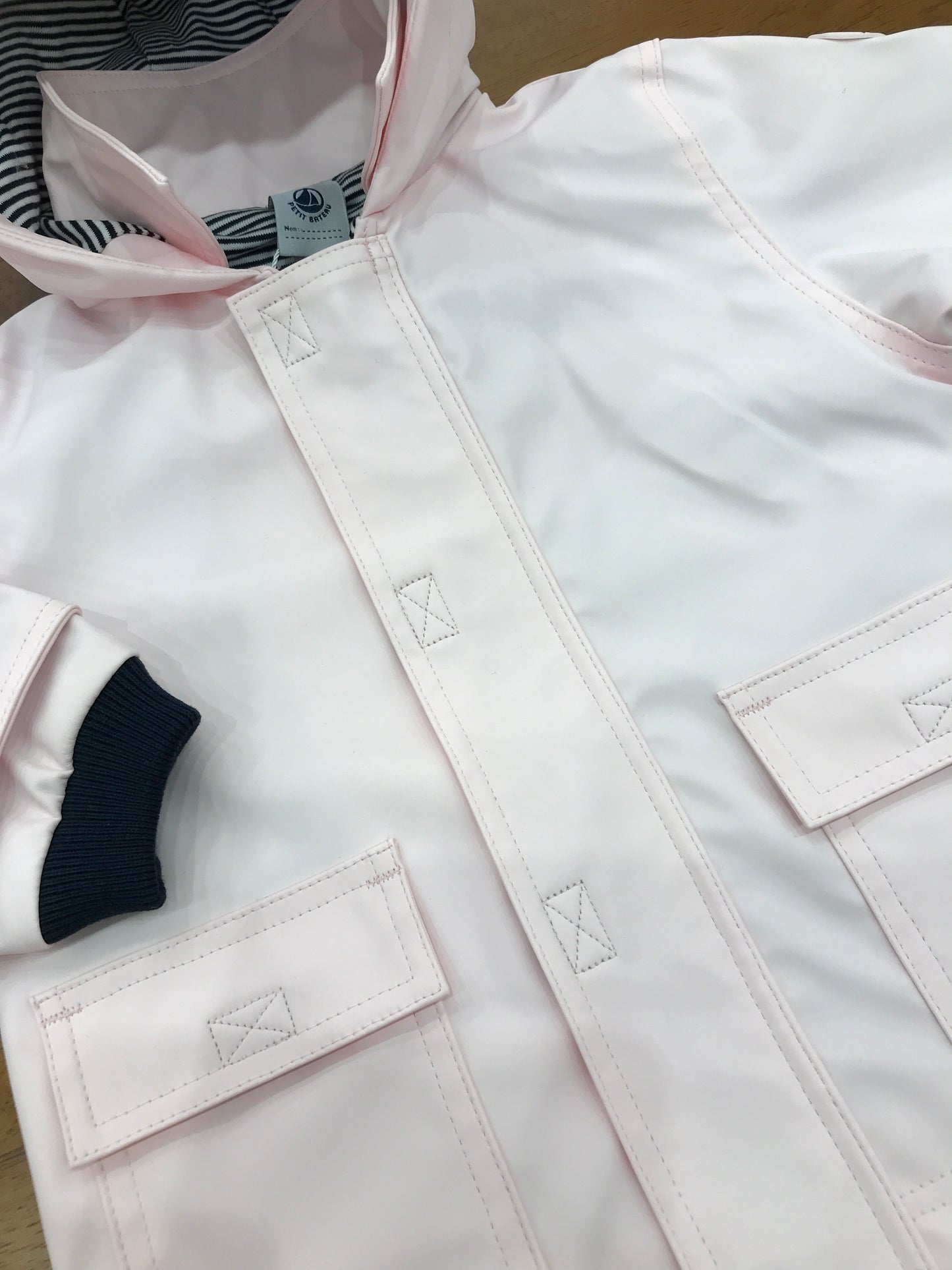 Giubbotto Impermeabile Petit Bateau rosa con cappuccio con zip e strappo e tasche sul davanti