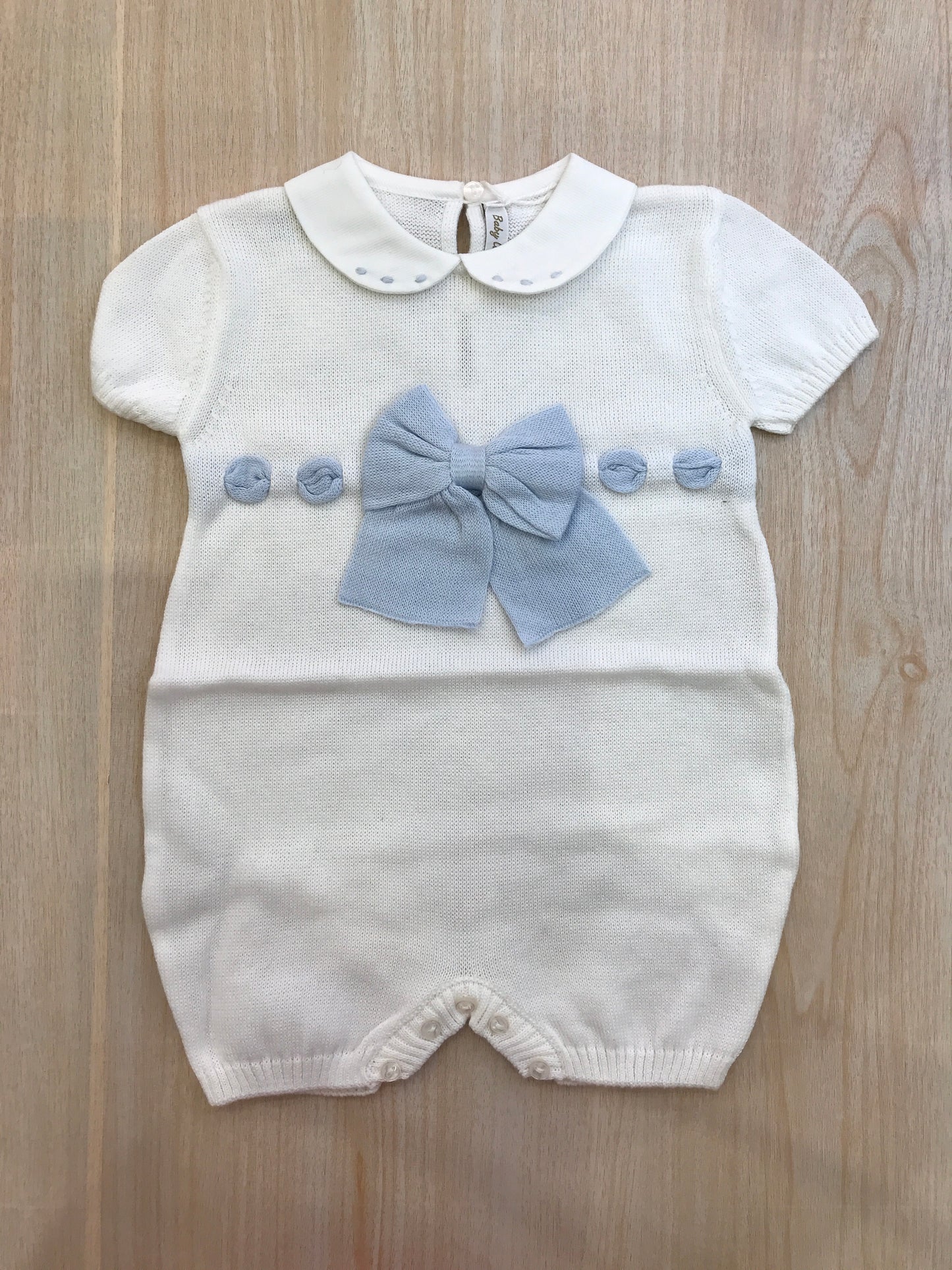 Pagliaccetto Baby Lord in filo bianco mezza manica con fiocco celeste centrale con pois celesti sul colletto