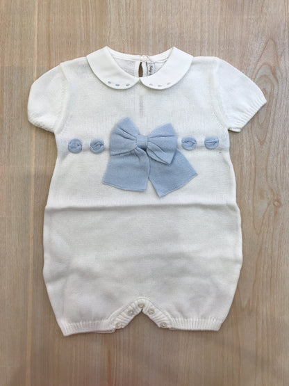 Pagliaccetto Baby Lord in filo bianco mezza manica con fiocco celeste centrale con pois celesti sul colletto