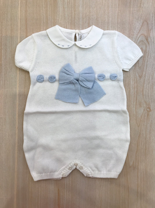 Pagliaccetto Baby Lord in filo bianco mezza manica con fiocco celeste centrale con pois celesti sul colletto