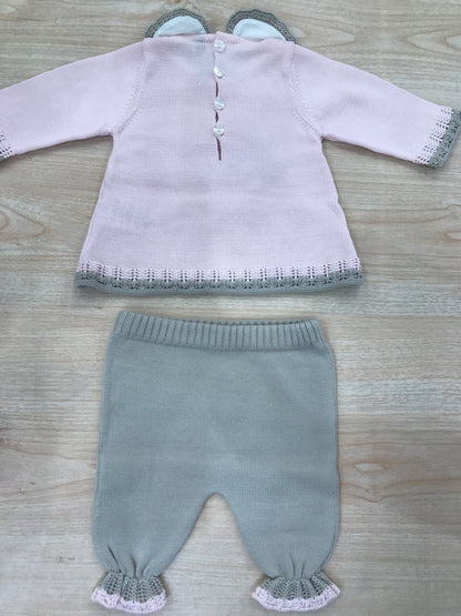 Tutina Bebè di Almy in filo due pezzi manica lunga gamba lunga rosa e tortora con fiocco centrale e rifiniture traforate