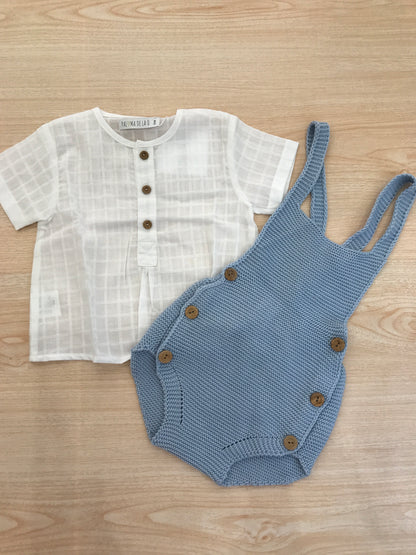 Completo Paloma De La O in filo salopette con  bretelle avio e camicia in lino mezza manica