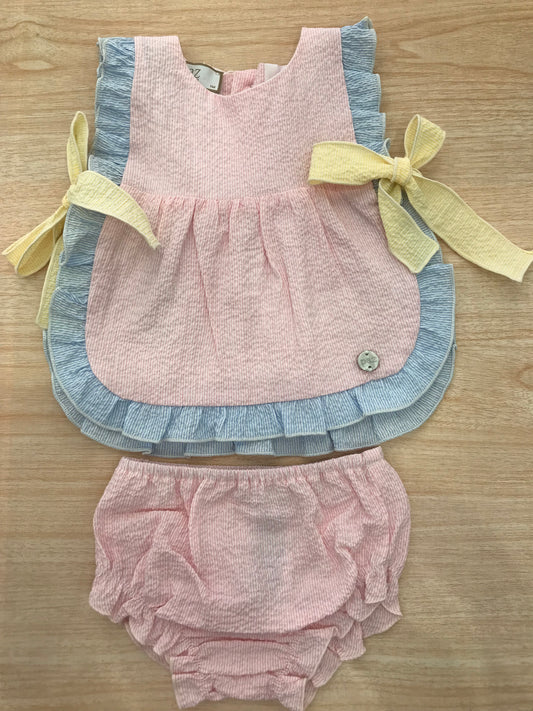 Completo Paz Rodriguez in cotone due pezzi casacca rosa con rusche celeste con fiocchi laterali gialli culotte abbinata in rosa