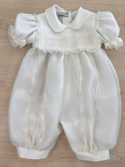 Pagliaccetto Piccola Giuggiola in organza in seta manica a sbuffo con applicazione di pizzo con bavettone sempre lavorato da pizzo