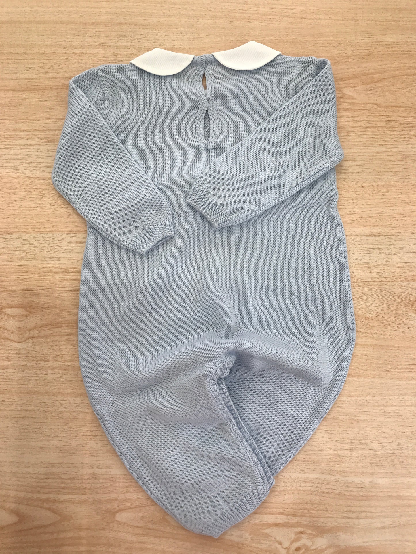 Tutina Baby Lord in filo manica lunga gamba lunga con collo tondo bianco con passanastro e fiocco sul davanti