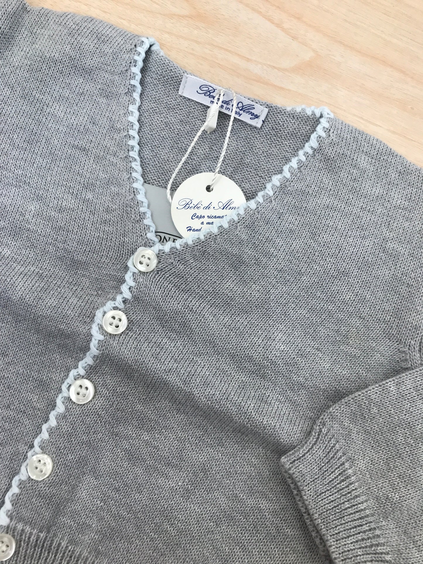 Cardigan Bebè di Almy in filo grigio con rifiniture celesti