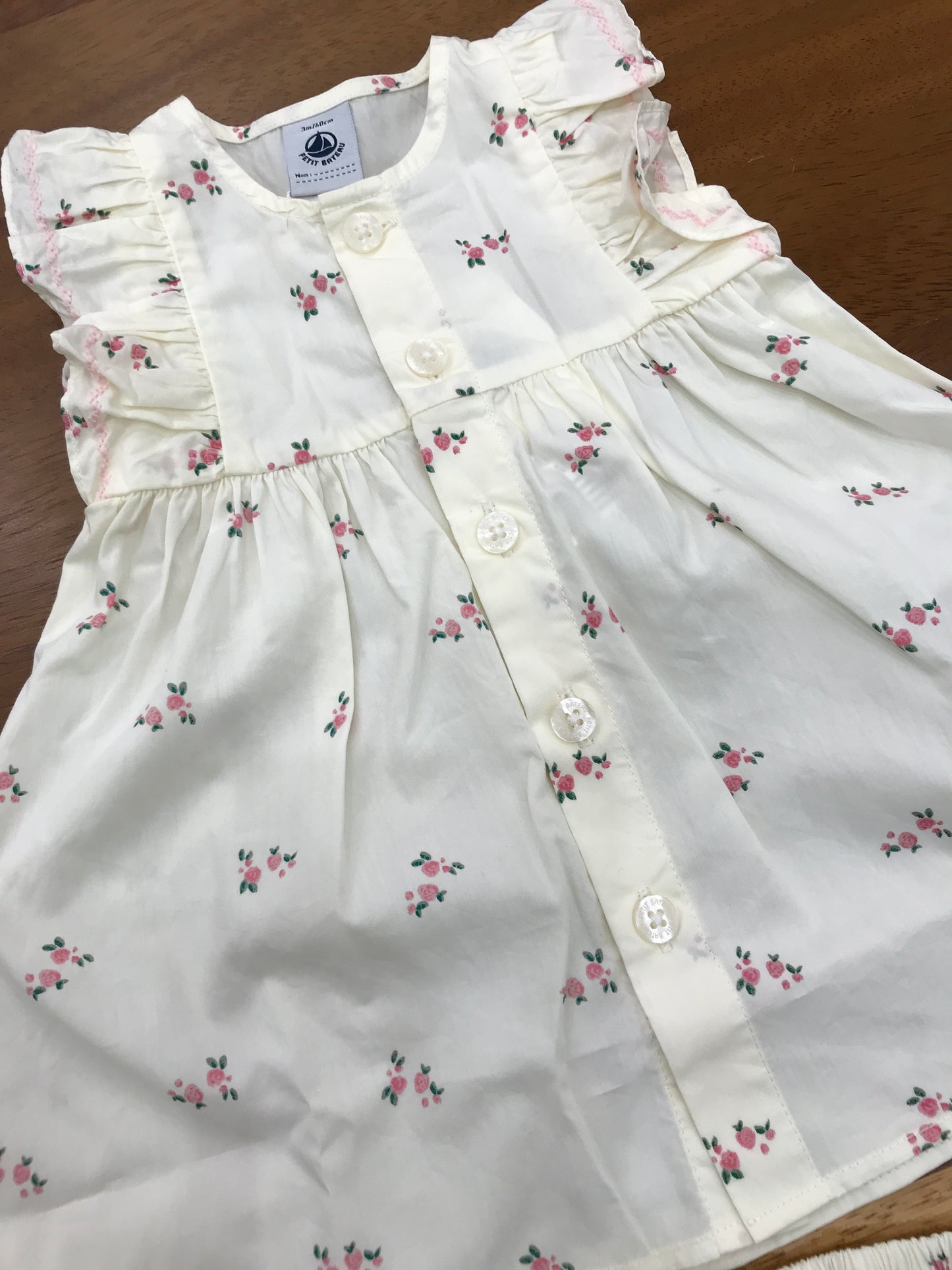 Completino Petit Bateau in cotone panna con fiori rosa con culotte