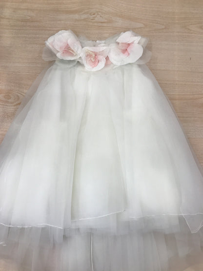 Abito Nanan in tulle corto sul davanti e lungo sul retro smanicato con fiori sul colletto
