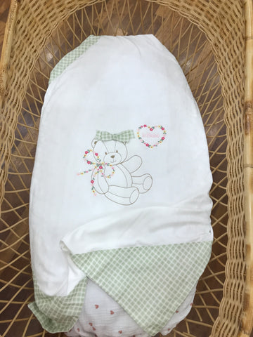 Coperta Le Bebè in cotone con angoli a quadretti verdi e bianchi con orsetto e  fiori sul davanti