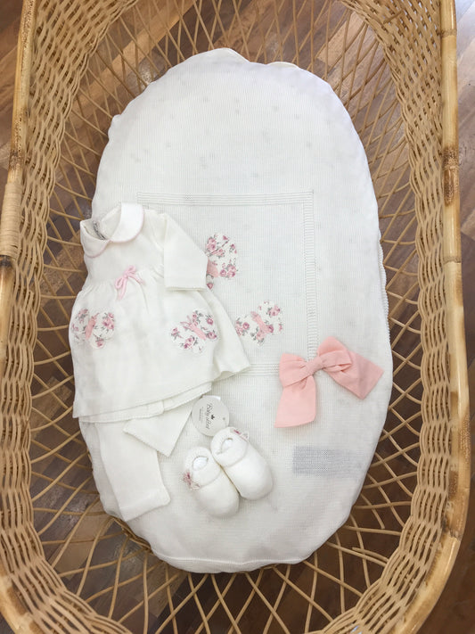 Coordinato nascita Baby Lord in filo panna con farfalle floreali tutina due pezzi e babbucce abbinate