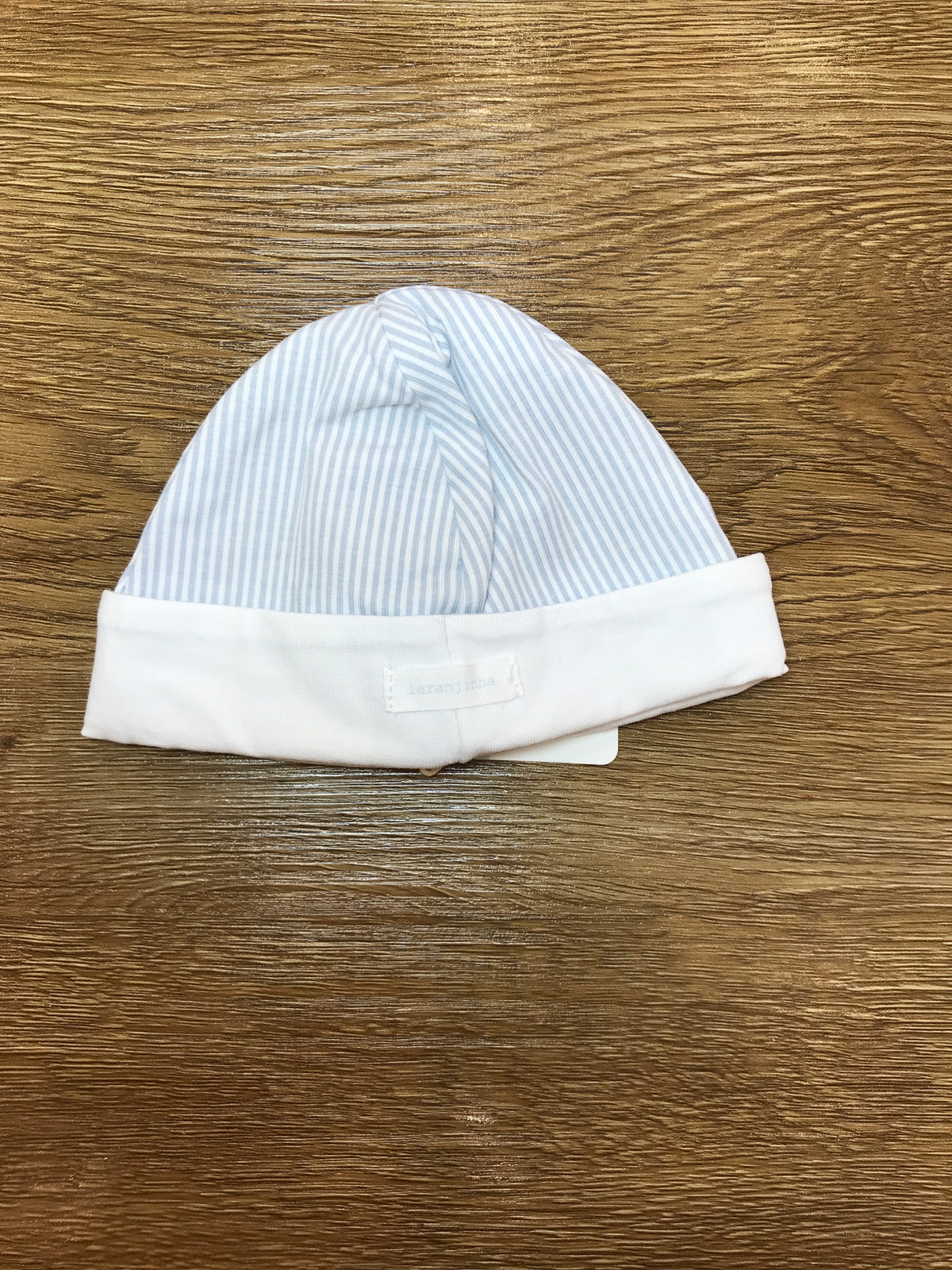 Cappello Laranjinha in cotone a righe bianche e celesti con risvolto bianco