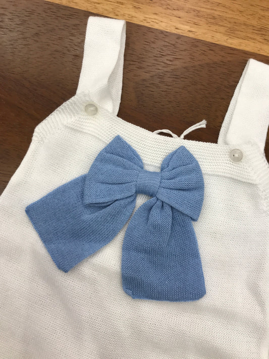 Salopette Baby Lord in filo bianco on bretelle con fiocco applicato sul petto in celeste