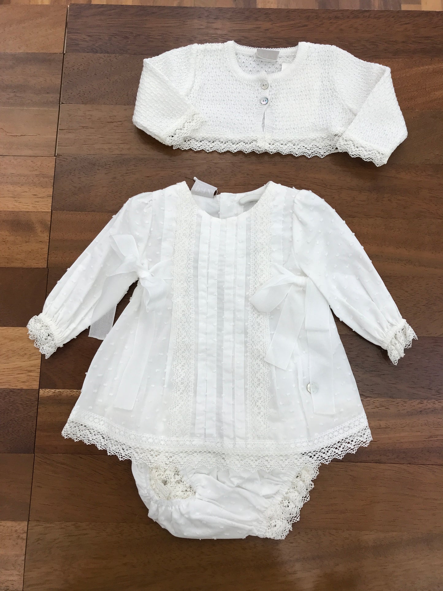 Abitino Paz Rodriguez in caldo cotone bianco manica lunga con fiocchetti laterali con pois bianchi e merletto al bordo e centrale con culotte abbinata