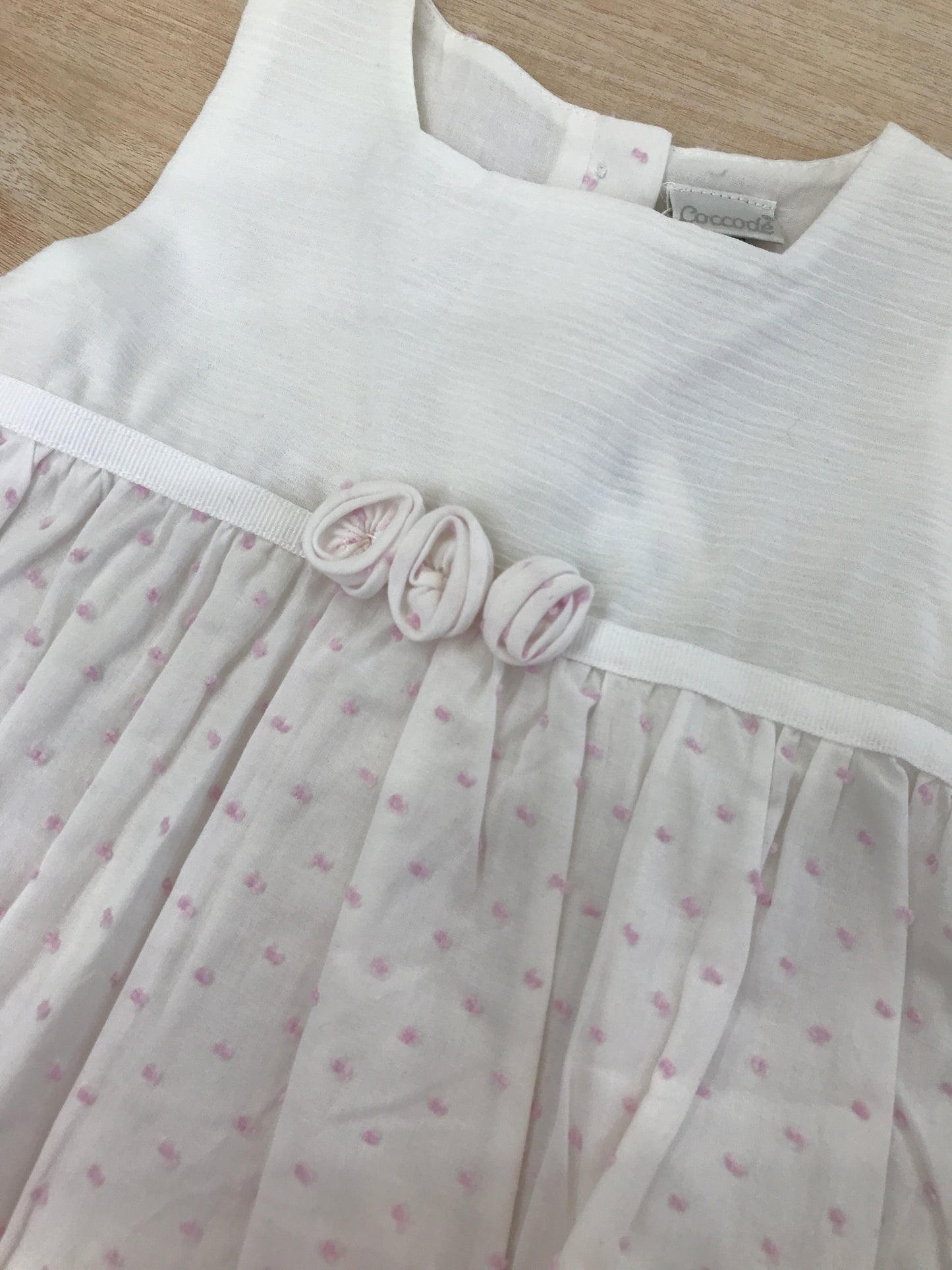 Abito Coccodè in cotone bianco con pois rosa smanicato con fiori in vita